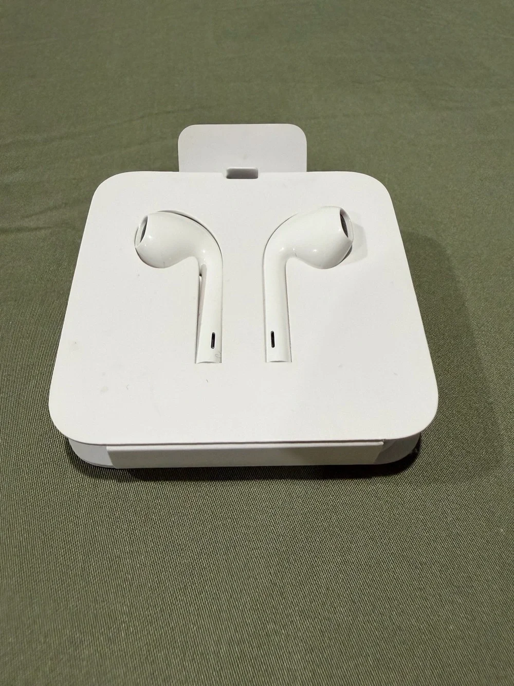 NEW Apple EarPods Lightning Connector Wired Earbuds for iPad and iPhone